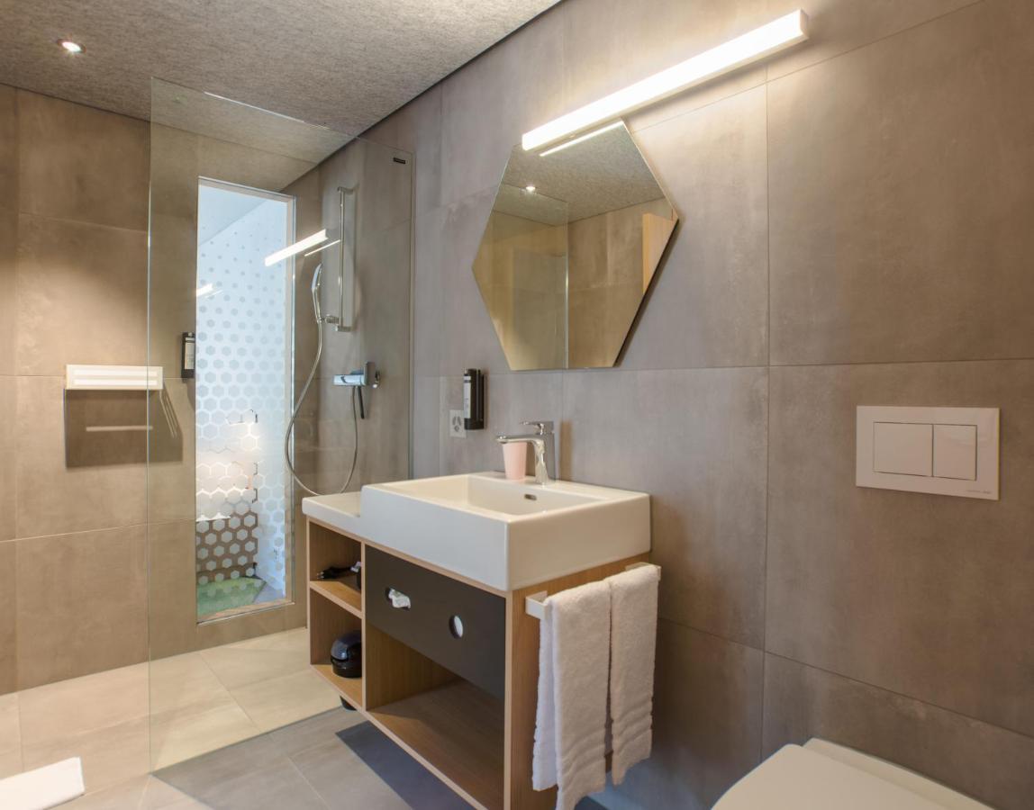 The Lab Hotel & Apartments Тун Екстериор снимка
