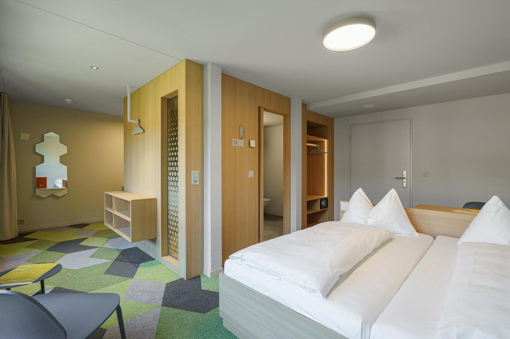 The Lab Hotel & Apartments Тун Екстериор снимка